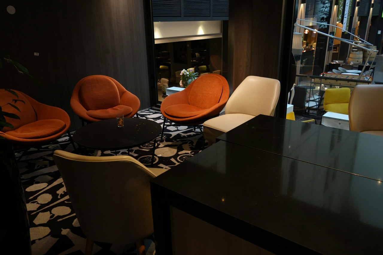 Как выбрать обеденный стол для маленькой квартиры: формы, материалы, размеры