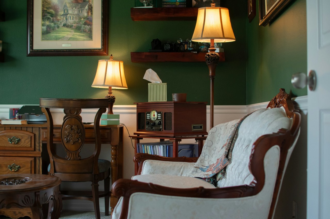 Сравнение материалов обивки мебели: что лучше выбрать для семьи с детьми